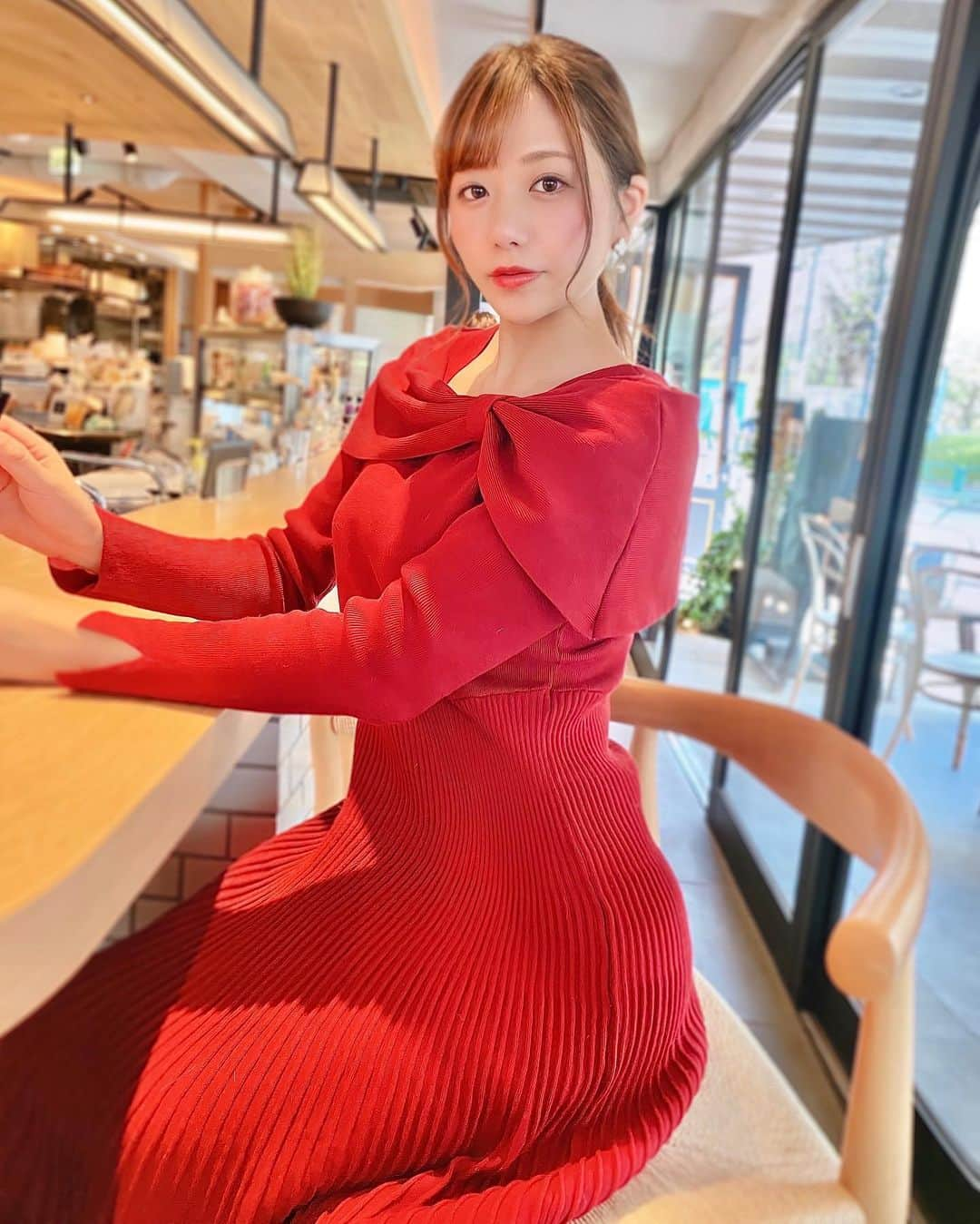 藤崎里菜さんのインスタグラム写真 - (藤崎里菜Instagram)「カフェが好き☕️  今日は大人っぽい感じ✨ ワンピース @spicaglow   クーポンコード（sku10）で1000円引きです✨  #spicaglow #spicaglowstyle #ootd #coordinate #ワンピース #onepeice #真っ赤なドレス #真っ赤 #赤 #red #カフェ #cafe #大人コーデ」4月2日 23時57分 - rina_fujisaki