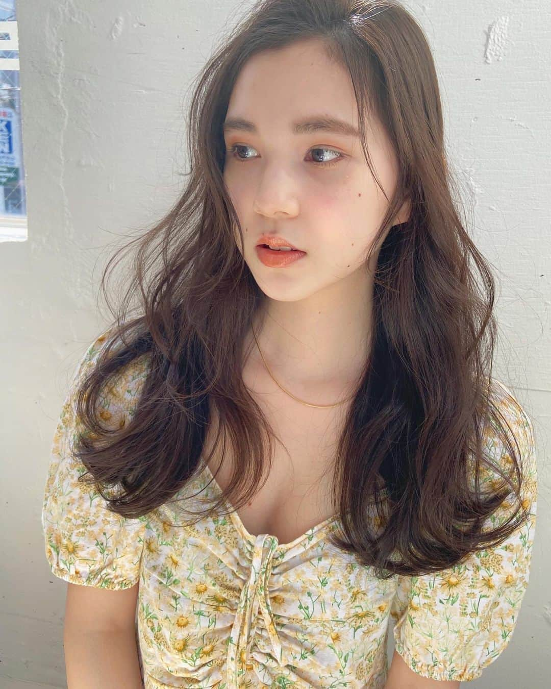 佃加菜さんのインスタグラム写真 - (佃加菜Instagram)「spring beige✿ 柔らかいbeigeに動きをつけながら、重めにカット🤍 かのんちゃんいつもありがとう🌼 .  #SHIMA #代官山 #美容室 #ミディアムヘア #ナチュラル #淡色＃淡色女子 #ベージュ #まろやか #ナチュラルレイヤー #シンプルヘア #ゆるふわ巻き #シングルカラー #モテ髪」4月2日 23時59分 - tsukuda_kana