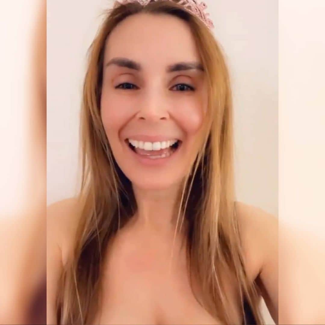 ターニャ・テイトのインスタグラム：「#livestream April is National Humor Month ! Who is your favourite funny person ? 🃏😏🤣 . .  Who are your favourite comedians ? . .  Have you ever been to a Live comedy night or comedy club ? . .  What type of humor do you have ? . .  What makes you laugh the most or the hardest ? . .  Are you any good at stand-up comedy or telling jokes ? . .  What's your favourite family friendly joke ? . .  What's the funniest thing that you've seen or has ever happened to you ? . .  Join me for a family friendly chat on my #youtubelive #stream 👇🏻 . .  👉🏻youtube.com/TanyaTateTube👈🏻 . .  ☝🏻Subscribe and Get Notified when I go Live . .」