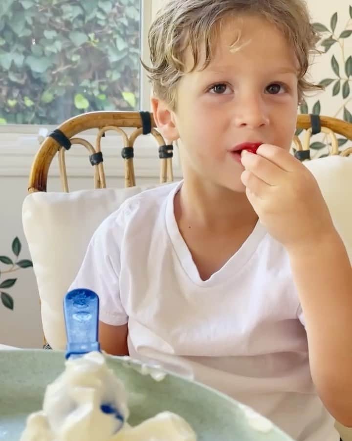 ホイットニー・ポートのインスタグラム：「Introducing Sonny’s new haircut by his request! Sad but also feeling his freedom! 💨  @mariwonhee」
