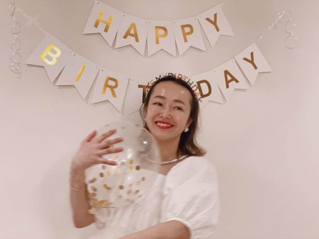 翁安芸さんのインスタグラム写真 - (翁安芸Instagram)「今年もお家で過ごした誕生日🎂  誰よりも娘が“ママのハッピーバースデー“と数週間前から楽しみにしてくれているので、Amazonでバルーンを買って飾り付け🎈  午前中からの公園やお稽古の送迎などで、一日中スウェット上下の格好から、、一応可愛いトップスに着替えてみたり、でもボトムはSYNEのスウェット😙🤍 カチューシャも付けてなんだか誕生日気分を盛り上げてみました🥳  今年もこうして過ごせたことに感謝です✨  #gratitude #🙏🏻❤️ #mybirthday」4月3日 10時09分 - akinyc