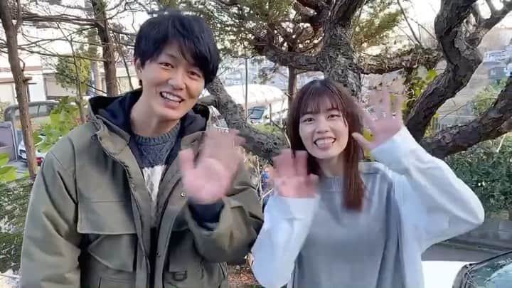 『モコミ～彼女ちょっとヘンだけど～』テレビ朝日公式のインスタグラム：「【最終回】  💐🌷🌼🌺🌸🌹💐  🐻 #モコミ 💐 🐻最終話放送💐 🐻今夜11時 💐  💐🌷🌼🌺🌸🌹💐   #モコミ〜彼女ちょっとヘンだけど〜 本日ついに最終回です！  #小芝風花 さんと #工藤阿須加 さん✨ 清水兄妹で仲良く🎥📸  冬から春へ、心も季節も温まり 迎える結末はいかに…？  どうぞお見逃しなく👀」