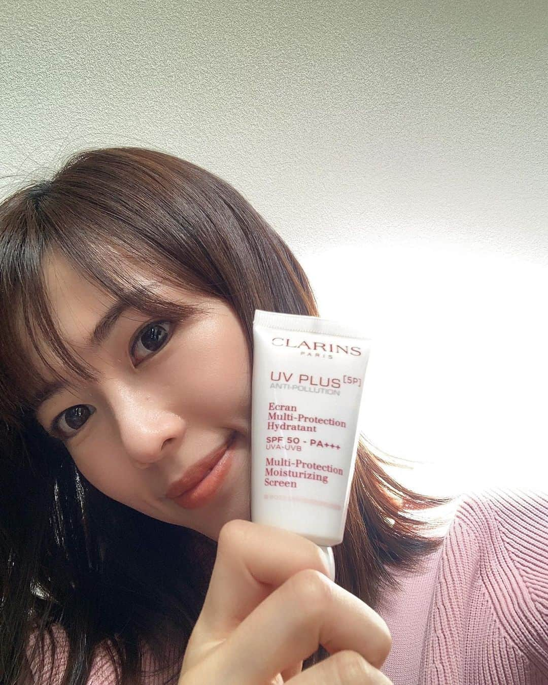 ayu kagawaさんのインスタグラム写真 - (ayu kagawaInstagram)「クラランスから新しくでたUVベース🌱﻿ SPF50 PA+++で紫外線はもちろん、うるおい・透明感・ハリ低下、乾燥・くすみ・シミの原因になる紫外領域のブルーライトやその他の外的要因からも肌を守ってくれるそう！家の中にいる日もこれだけは付けるようにしています♡﻿ ナチュラルで自然なツヤをプラスしてくれる今まさに探していた日やけ止めベース。✨﻿ 付けてないような素肌感がすごくお気に入りです😊﻿ 熱帯地域の強い日差しから自らを守るマンゴーリーフ*1に着目して開発された植物由来の成分を多く含み環境にも配慮*2されているそう🌱 「*1：﻿マンゴー葉エキス(保湿成分)」 「*2：メトキシケイヒ酸エチルヘキシル(紫外線吸収剤)フリー」  最近のベースメイクはこれ一本！﻿ とても軽い付け心地なので、マスク下でもすごくお勧めです♡﻿ @clarinsjp﻿ #クラランス #CLARINS﻿ #UV新時代の5Pプロテクション #日やけ止め乳液 #ブルーライト #クラランス_pr」4月3日 10時32分 - ayuyunyun