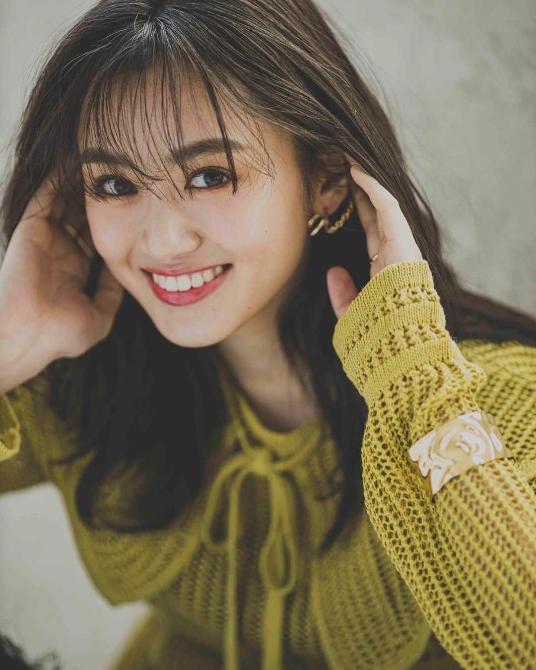 松山莉奈のインスタグラム：「💄@jhun_hm  👗@mam_st6  📸@sugi_hiroki_   トップス @maisonspecial_women  ボトムス @furuta_official  サンダル、バングル @reedit_official  ピアス @earyear__」