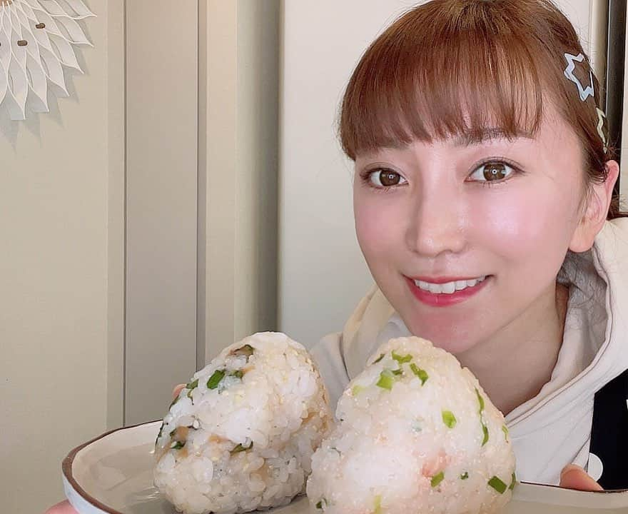 加藤綾菜さんのインスタグラム写真 - (加藤綾菜Instagram)「最近、おにぎりにハマってます🍙 今回は定番の 📌明太子バター🍙 📌梅大葉の🍙 を紹介します🌸  簡単だし絶品だし朝ごはんやお子さんに♡ 軽食にロケ現場に持って行ったり、カトちゃんにも持たせてます😚  １２時にレシピUPしますね🥳 #YouTube #加藤家の日常 #絶品おにぎり」4月3日 11時14分 - katoayana0412