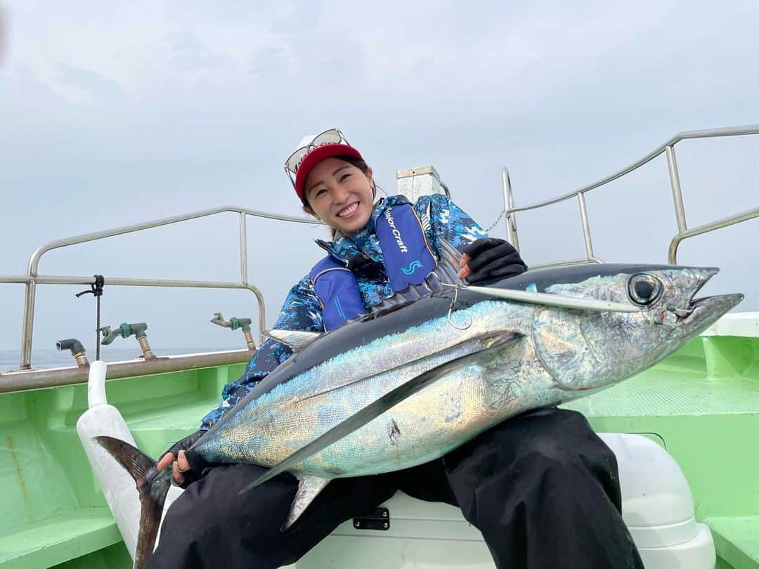 柚月めいのインスタグラム：「. 念願だった、マグロ釣りました😭🙌🌈 かかるまでも、かかってからも 今まで経験した釣りの中で、正直ダントツきつかった🥲 皆さんが見守ってくださって、釣らせてあげたいと願って下さったおかげで諦めずに夢叶えることが出来ました🥲🥺  詳しくはOAお楽しみに〜✨ また告知します🤗  . #ガッ釣り関西 #テレビ大阪 #majorcraft #釣り#トンジギ#トンボジギング#鮪#釣りガール#fishing#follw#girl #柚月めい」