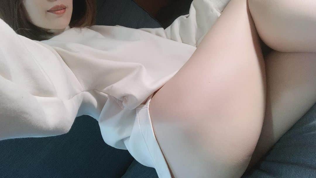 相原みぃのインスタグラム：「あのこの休日チャンネルにアップしていただいた動画が140万回以上再生されていてhappy😳💓💓  こちらは62万回再生の動画です！ 是非ご覧ください～☺  【キッチン尻】ごはんにする？私にする？キッチンで下着姿の相原みぃをのぞきみ！『あのこの休日〜夕〜』  youtu.be/i_qYhV4rzyU   #グラドル #ポートレート #フリーモデル #グラビア #フリーランス #ポートレートモデル #被写体 #撮影会 #写真好きな人と繋がりたい #カメラ好きな人と繋がりたい #くびれ #美脚 #撮影依頼 #仕事依頼 #ミリドル #portrait #shotting #japanesegirl #cute #kawaii #followme #youtube #mediable #人妻 #イメージビデオ #あのこの休日」