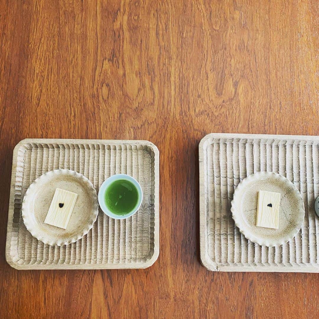 伊藤まさこのインスタグラム：「初めて食べた時、びっくりした(「フワッ」という一言では済ませられない食べたことのない食感)太宰府・藤丸の清香殿。フワッ、の後には大徳寺納豆の風味が口に広がりすーっと消えてく。小さなお菓子だけど食べたあとの余韻は大きくて、じわじわと幸せが押し寄せてくる。一枚一枚大切に食べたいお菓子。#masakooyatsumemo」