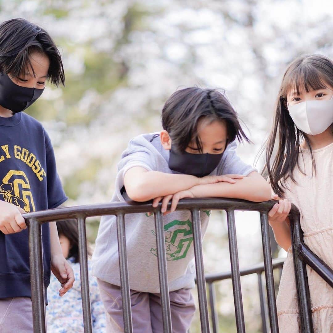 ayakoさんのインスタグラム写真 - (ayakoInstagram)「❤︎ もう、桜が散っちゃった〜🌸 今年は桜を見ることが出来て良かった〜❤︎ @yukikuu96 ちゃんが 撮ってくれた写真😙 こうやって公園で遊べたことすら 嬉しくて、一緒にハワイ行ったなんて 嘘みたいだよねーと😅過去を羨んだ😂 ❤︎ #桜満開#双子#双子二組」4月3日 7時04分 - ayaya315