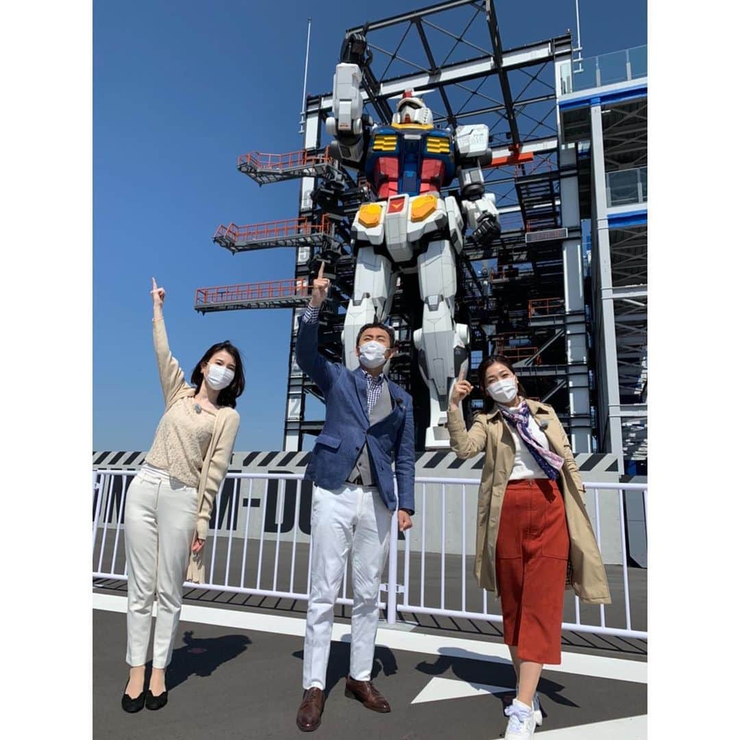 芦崎愛さんのインスタグラム写真 - (芦崎愛Instagram)「このガンダム動きます！ 技術はここまできているのですね🤖 想像していたよりもずっと興奮しました。  見終わったら、きっとこのポーズをしたくなるはず☝️笑  #ガンダム #ガンダムファクトリーヨコハマ  #横浜 #ハマナビ　 #いつもの3人」4月3日 7時11分 - mana_ashizaki