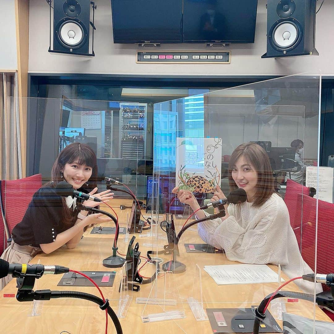 熊田曜子さんのインスタグラム写真 - (熊田曜子Instagram)「The radio program will start today.  今日からラジオの新番組が始まるよ〜 文化放送 毎週土曜日　夕方5時45分から6時まで 「ぴよっとサタデー」 文化放送アナウンサー　松井佐祐里さんと一緒に 日常が良くなる情報をお届けするね📻  #ラジオ番組　#ラジオ　#radio #文化放送　#ぴよっとサタデー　#たまご　#写真の時だけマスクを外したよ」4月3日 7時26分 - kumadayoko