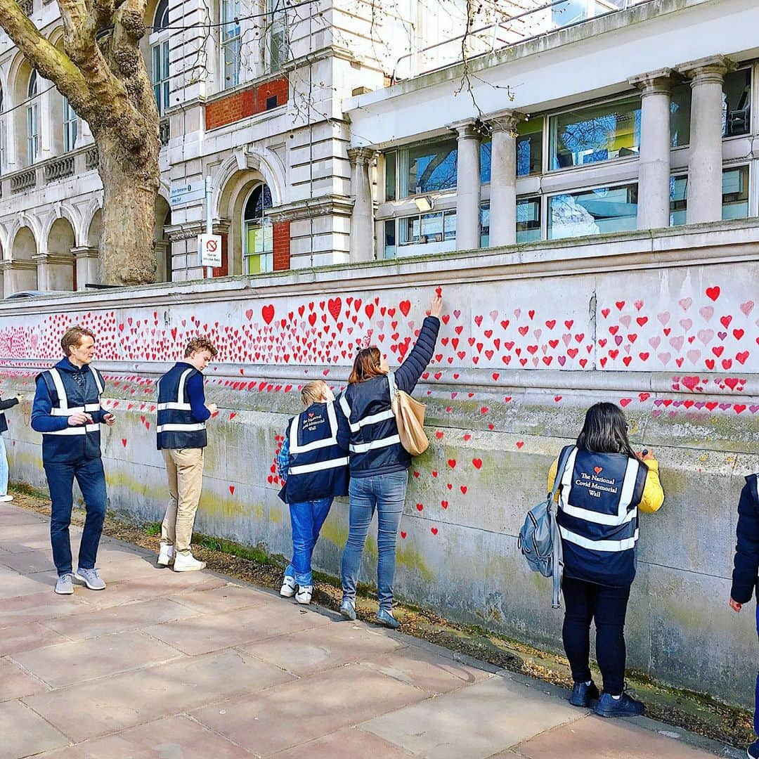 渡辺枝里子さんのインスタグラム写真 - (渡辺枝里子Instagram)「【追悼の壁🇬🇧❤️】  📍St.Thomas🏥　The National Covid Memorial Wall (ナイチンゲールが創立した病院で、ボリスさんがコロナに感染した際にも治療していた病院です)  どこまでも続くハート。 3枚目の動画をご覧ください。  コロナウィルスが原因で、15万人近くの方が命を落としたイギリス。  同じ数のハートを壁に描き、追悼する取り組みが始まりました。  この取り組みは市民団体の呼び掛けにより始まったもので、長さは1キロ以上になる見通し。  ハートの中に名前が書かれているものもありました。  　 「死者の数を数字だけで片付けてしまうのは簡単なこと。このハートは亡くなった人自身やその家族を表していて、それが私にとって大切なんです」  旦那さんを亡くした女性の言葉にすごく考えさせられるものがありました。  この壁は日々BBCニュースでも取り上げられています😌 * * * * * #london #uk #londonlife #londondiaries #stthomas  #thenationalcovidmemorialwall  #ロンドン　#イギリス　#ロンドン日記　#追悼の壁　#セントトーマス #海外　#海外生活　#ロンドンライフ #渡辺枝里子」4月3日 7時38分 - eriko_watanabe_21