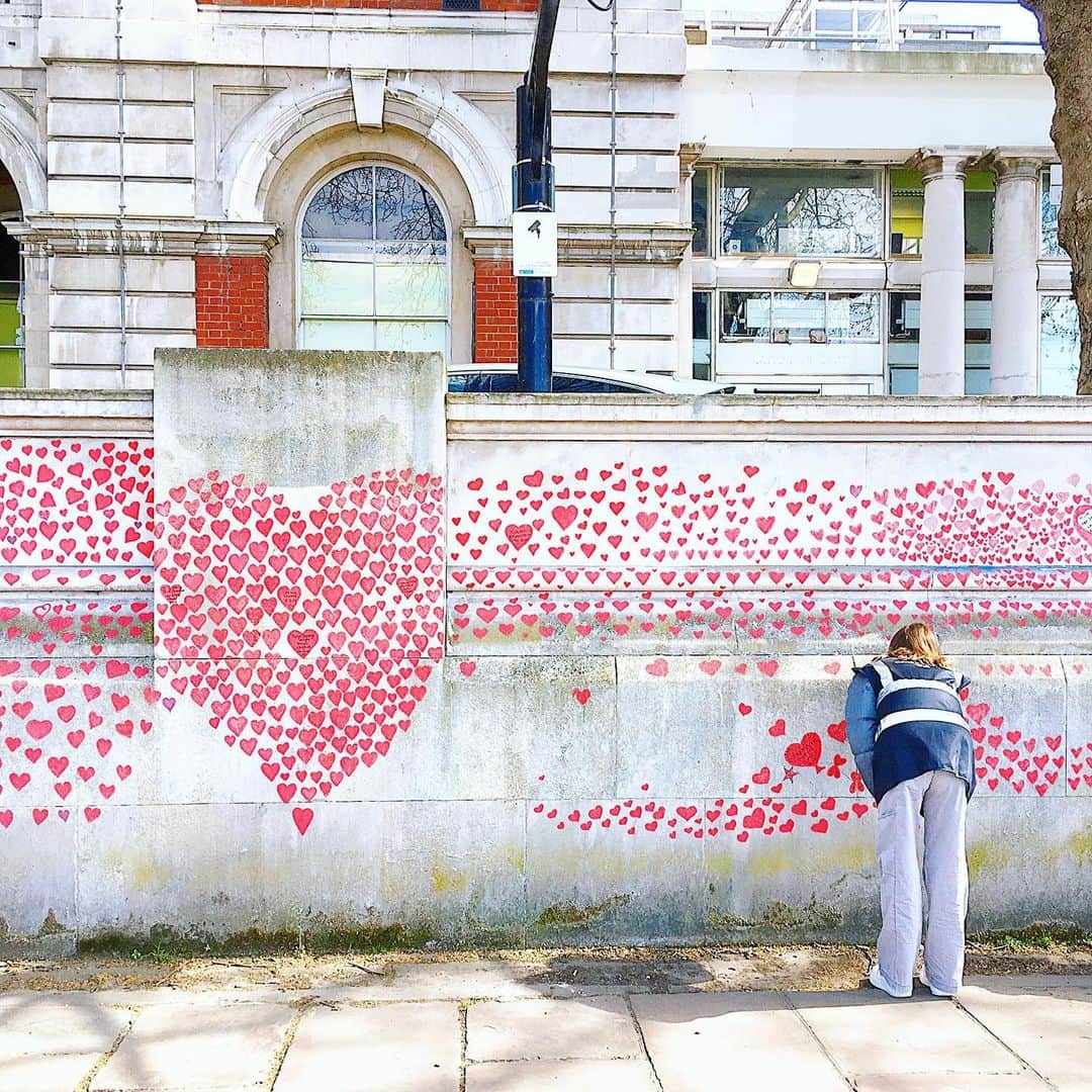 渡辺枝里子さんのインスタグラム写真 - (渡辺枝里子Instagram)「【追悼の壁🇬🇧❤️】  📍St.Thomas🏥　The National Covid Memorial Wall (ナイチンゲールが創立した病院で、ボリスさんがコロナに感染した際にも治療していた病院です)  どこまでも続くハート。 3枚目の動画をご覧ください。  コロナウィルスが原因で、15万人近くの方が命を落としたイギリス。  同じ数のハートを壁に描き、追悼する取り組みが始まりました。  この取り組みは市民団体の呼び掛けにより始まったもので、長さは1キロ以上になる見通し。  ハートの中に名前が書かれているものもありました。  　 「死者の数を数字だけで片付けてしまうのは簡単なこと。このハートは亡くなった人自身やその家族を表していて、それが私にとって大切なんです」  旦那さんを亡くした女性の言葉にすごく考えさせられるものがありました。  この壁は日々BBCニュースでも取り上げられています😌 * * * * * #london #uk #londonlife #londondiaries #stthomas  #thenationalcovidmemorialwall  #ロンドン　#イギリス　#ロンドン日記　#追悼の壁　#セントトーマス #海外　#海外生活　#ロンドンライフ #渡辺枝里子」4月3日 7時38分 - eriko_watanabe_21