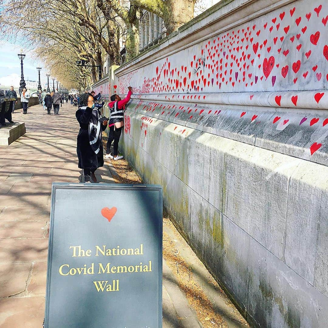 渡辺枝里子さんのインスタグラム写真 - (渡辺枝里子Instagram)「【追悼の壁🇬🇧❤️】  📍St.Thomas🏥　The National Covid Memorial Wall (ナイチンゲールが創立した病院で、ボリスさんがコロナに感染した際にも治療していた病院です)  どこまでも続くハート。 3枚目の動画をご覧ください。  コロナウィルスが原因で、15万人近くの方が命を落としたイギリス。  同じ数のハートを壁に描き、追悼する取り組みが始まりました。  この取り組みは市民団体の呼び掛けにより始まったもので、長さは1キロ以上になる見通し。  ハートの中に名前が書かれているものもありました。  　 「死者の数を数字だけで片付けてしまうのは簡単なこと。このハートは亡くなった人自身やその家族を表していて、それが私にとって大切なんです」  旦那さんを亡くした女性の言葉にすごく考えさせられるものがありました。  この壁は日々BBCニュースでも取り上げられています😌 * * * * * #london #uk #londonlife #londondiaries #stthomas  #thenationalcovidmemorialwall  #ロンドン　#イギリス　#ロンドン日記　#追悼の壁　#セントトーマス #海外　#海外生活　#ロンドンライフ #渡辺枝里子」4月3日 7時38分 - eriko_watanabe_21