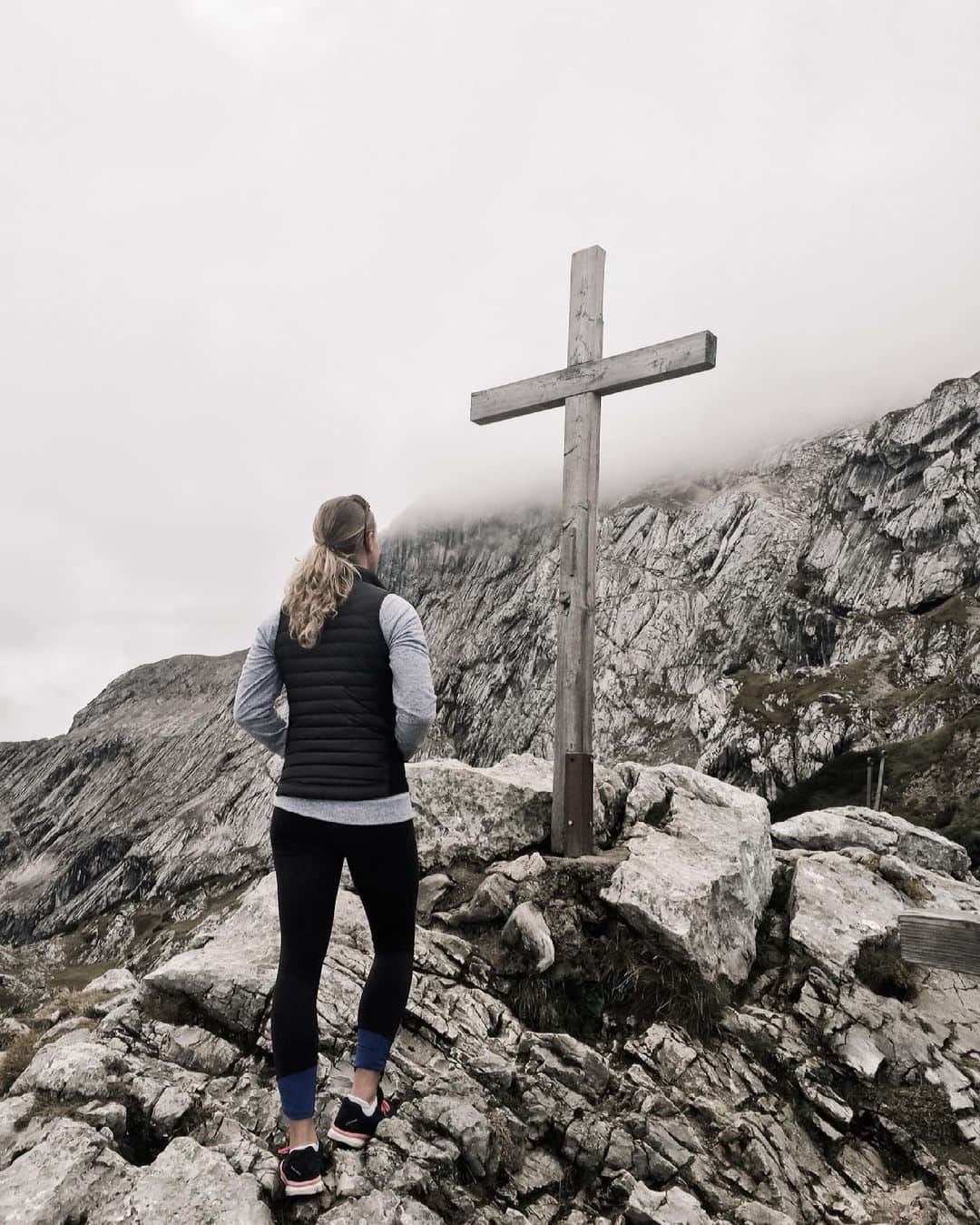 エイミー・オルソンのインスタグラム：「Sometimes we hear so much about GRACE that we forget what God’s perfect JUSTICE demanded. My sin couldn’t just be forgotten - ignored. Letting a guilty person go free is not justice. In the most incredible intersection of love, justice, and grace, Jesus took my place. The penalty of my sin was paid, Jesus was punished instead of me, and I went free.   “He himself bore our sins in his body on the cross, so that we might die to our sins and live for righteousness; by his wounds you have been healed.” - 2 Peter 2:24」