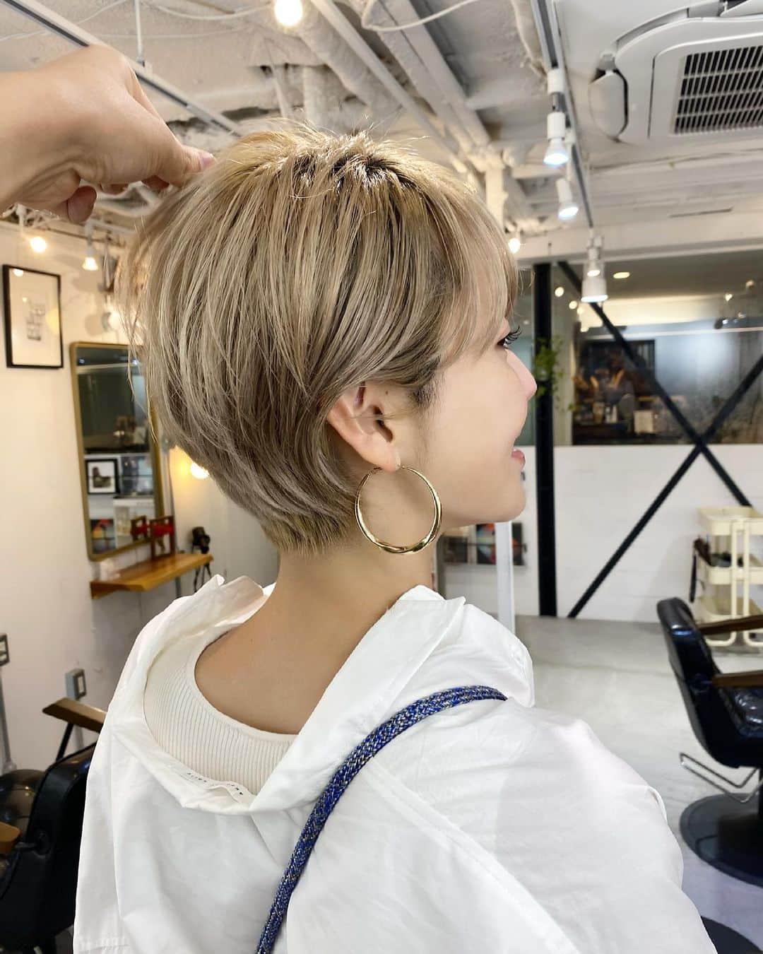 &mのインスタグラム：「久しぶりに娘つれて美容院💇‍♀️いいこでまっていてくれた🕊」