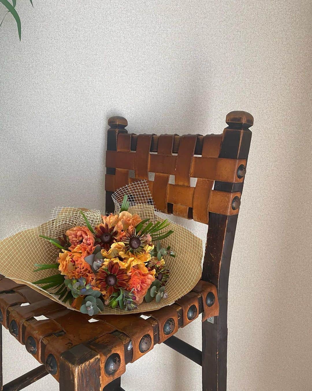 長谷川あやのインスタグラム：「🌼🌼🌼#flower#myroom @asada_shouten  ・ ・ ・ お花のある生活って元気になれる😆‼️ ・ このお花は市場で仕入れた 新鮮なお花を専属の フローリストさんが一つ一つ 丁寧にアレンジして届けてくれたもの✨ @asada_shouten  ・ 誕生日、記念日、イベントなど 毎年大切な人へお花を届けてくれる 年に一度の定期便プランもあったりおすすめ✌️ ・ もうすぐ母の日ですね😌💭 贈り物に悩んでいる方も ぜひぜひチェックしてみてください💛」
