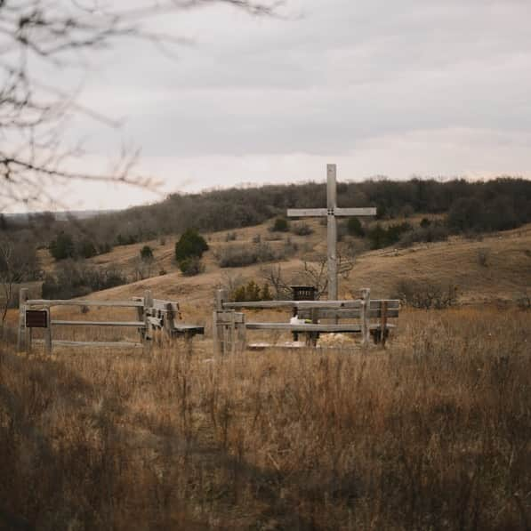 アリー・ユーイングのインスタグラム：「With tears in His eyes On the cross where He died How can you refuse Jesus now?   On Good Friday, we as believers are in awe of what Christ did for us. He laid down his life to give us life. Our entire faith firmly stands on the fact that not only did Christ die, but that God promised that resurrection Sunday was right around the corner. The cross is more than a symbol that Christians use to show their faith. The cross is what Jesus drug up Calvary’s mountain after being beaten, battered and mocked. The cross is where Jesus was nailed and crucified for being King of the Jews and Son of God, but the cross is also a reminder that although Friday is here, Sunday is coming!   Thank you Lord and Hallelujah for the cross!」