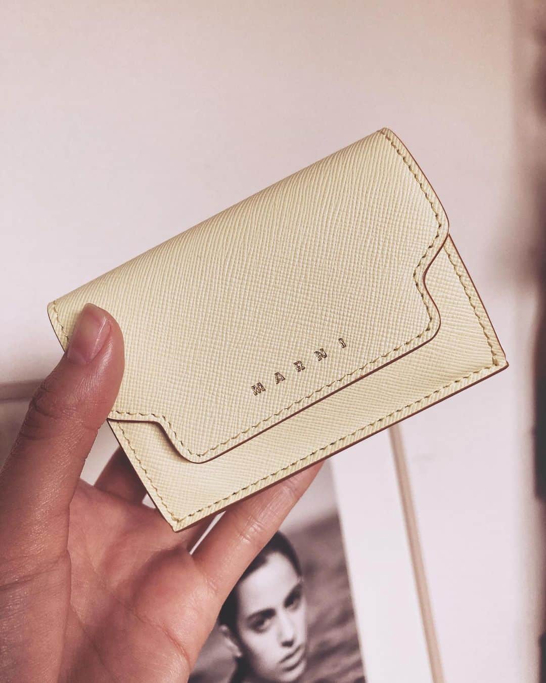 松田珠希のインスタグラム：「レモンクリーム色の小さなお財布を買ってみた🍋入るカードは４枚だけ。  #お財布　#marni」
