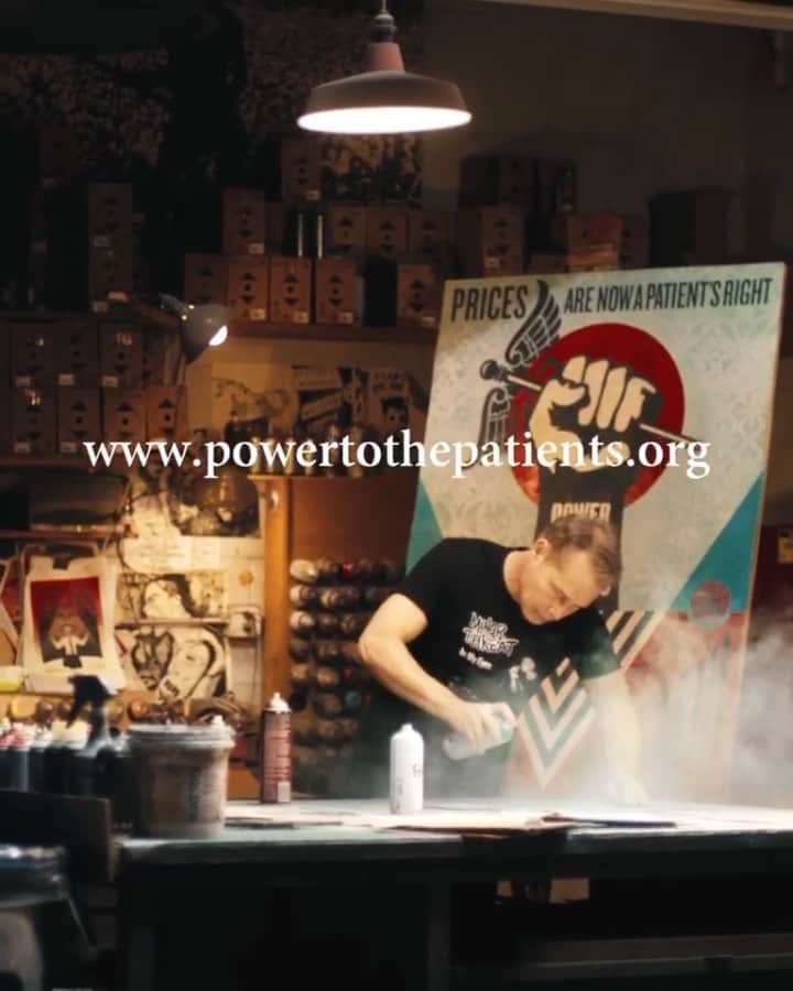 パトリック・J・アダムスのインスタグラム：「I support #PowertothePatients, a new awareness campaign with @obeygiant that combats the hidden prices of healthcare. More on how you can join the movement at powertothepatients.org.」