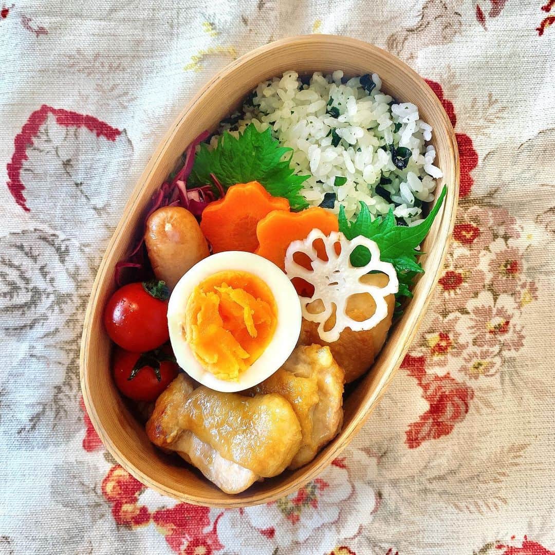白沢かなえのインスタグラム：「🍱お弁当🍱﻿ ﻿ #かなえるPROJECT﻿ でつくったお弁当🌸﻿ 美味しそうにできてよかったー☺️﻿ ﻿ ブロッコリーを持っていくの忘れちゃって﻿ 緑成分が少し足りなくなっちゃったり、﻿ ウインナーに切り込みを入れたあとに﻿ なぜかボイルしてしまったりと﻿ 実はてんやわんやでした、、！﻿ ﻿ 2枚目の絵は前日に考えていた出来上がり予想図です。﻿ ちゃんとブロッコリーが存在している🥦🥦🥦﻿ ﻿ ﻿ 【献立】﻿ ☑︎わかめご飯﻿ ☑︎照り焼きチキン﻿ ☑︎にんじんの出汁煮﻿ ☑︎紫キャベツのマリネ﻿ ☑︎ゆで卵﻿ ☑︎大葉﻿ ☑︎ウインナー﻿ ☑︎プチトマト﻿ ☑︎蓮根.飾り切り﻿ ﻿ ﻿ #曲げわっぱ弁当 #お弁当 #お弁当レシピ #🍙 #料理 ﻿ #東京 #tokyo #声優 #アイドル #白沢かなえ」