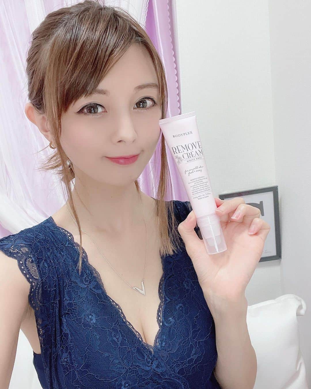 のインスタグラム：「おうち時間が増えて脱毛サロンに行く機会も減ったので（@bodyplex_official リムーヴクリーム ) でビキニラインのセルフ脱毛中🤭 ・ 何よりビキニラインってスタッフさんに見られるの恥ずかしいからセルフケア派💕 ・ ホワイトローズの香りでヘラ一体型チューブ型で塗りやすい♪つけて放置するだけでするっと抜けちゃうからあっという間✨楽ちん✨ ・ 19種の保湿成分とパラベン＆エタノールフリーでお肌に負担をかけにくい処方になってるんだって💛 チオグリコール酸カルシウムが配合されてるから除毛効果高くなっていてお肌もなめらかになるみたい✨ ・ つるつる🥚お肌の質感もだけど透明感もでて嬉しい💕💕 ・  @bodyplex_official #bodyplex #ボディプレックス #リムーヴクリーム #デリケートゾーン #デリケートゾーンケア #脱毛 #ビキニライン #除毛 #VIO除毛 #PR」