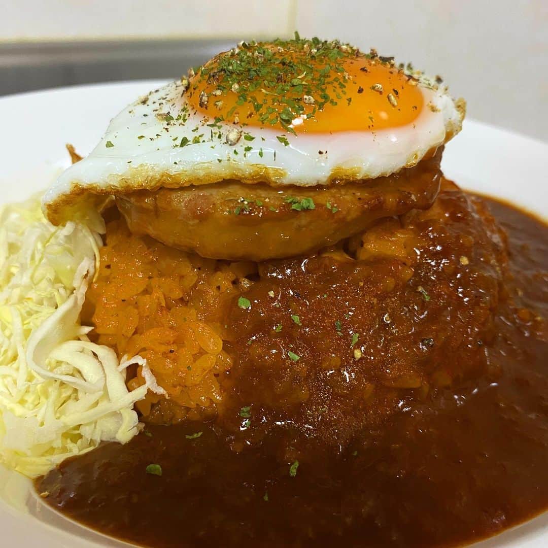 塩顔チワワのインスタグラム：「チキンライスしか勝たん🐶  ウマ谷園ですよん🐶  👇材料👇 米2合 玉ねぎ1玉 鶏もも1枚 砂糖小さじ1 バター大さじ1 コンソメ大さじ1強 ウスターソース大さじ1 さしみ醤油小さじ1 ケ・ツァップお好み量  #tiktoker  #チキンライス  #晩御飯」