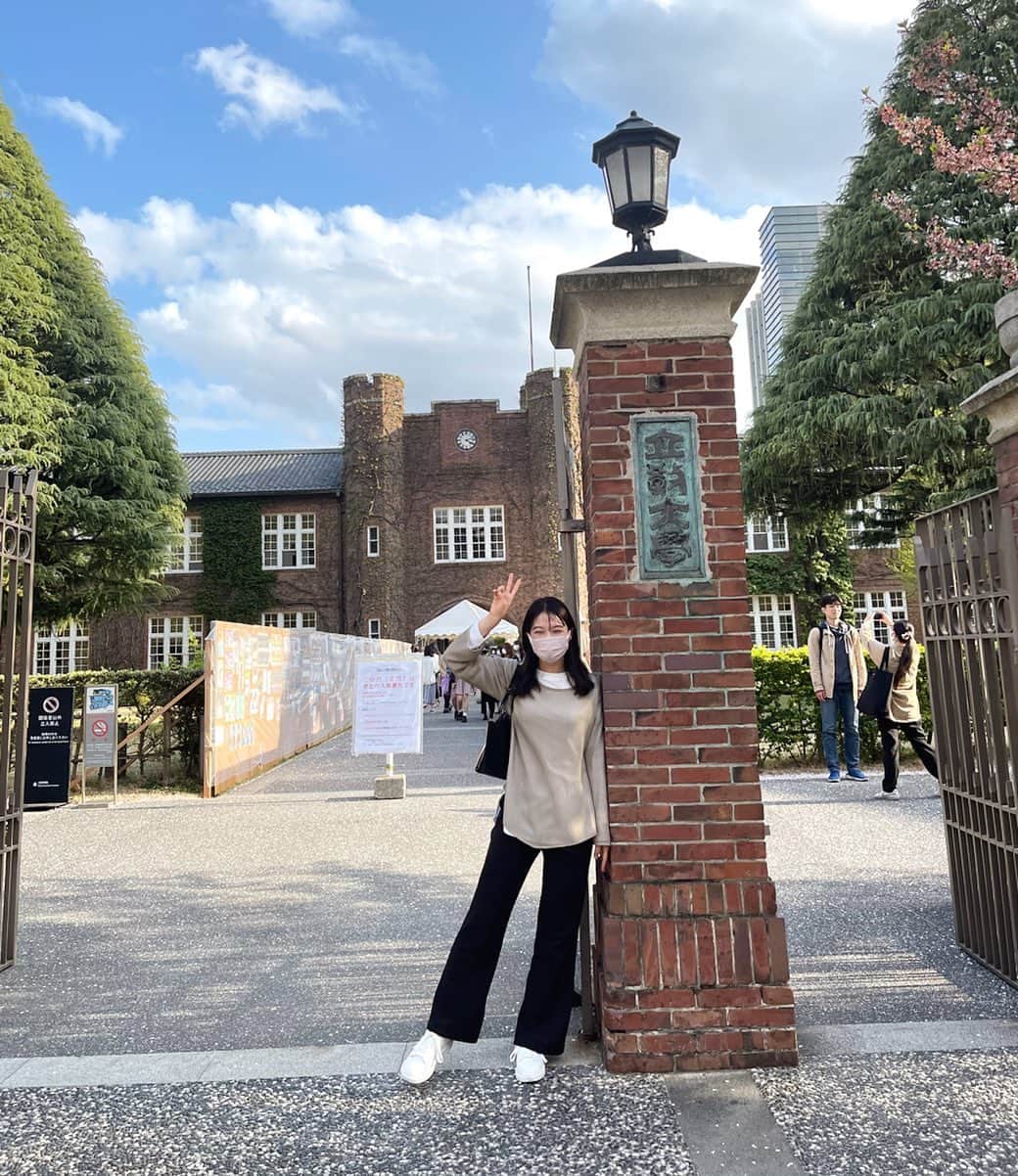 のインスタグラム：「久々の学校🎓  新入生の皆様ご入学おめでとうございます🌸 3年前、友達ができるか不安を抱えながら入学式に行ったのを覚えてます笑 皆さんにとって実りある大学生活になりますように✊🏻 4年間思いっきり楽しんでください！　  今日は全身 @gu_for_all_  コーデ！ 春服可愛すぎて爆買いしてしまった🕊  #立教大学」