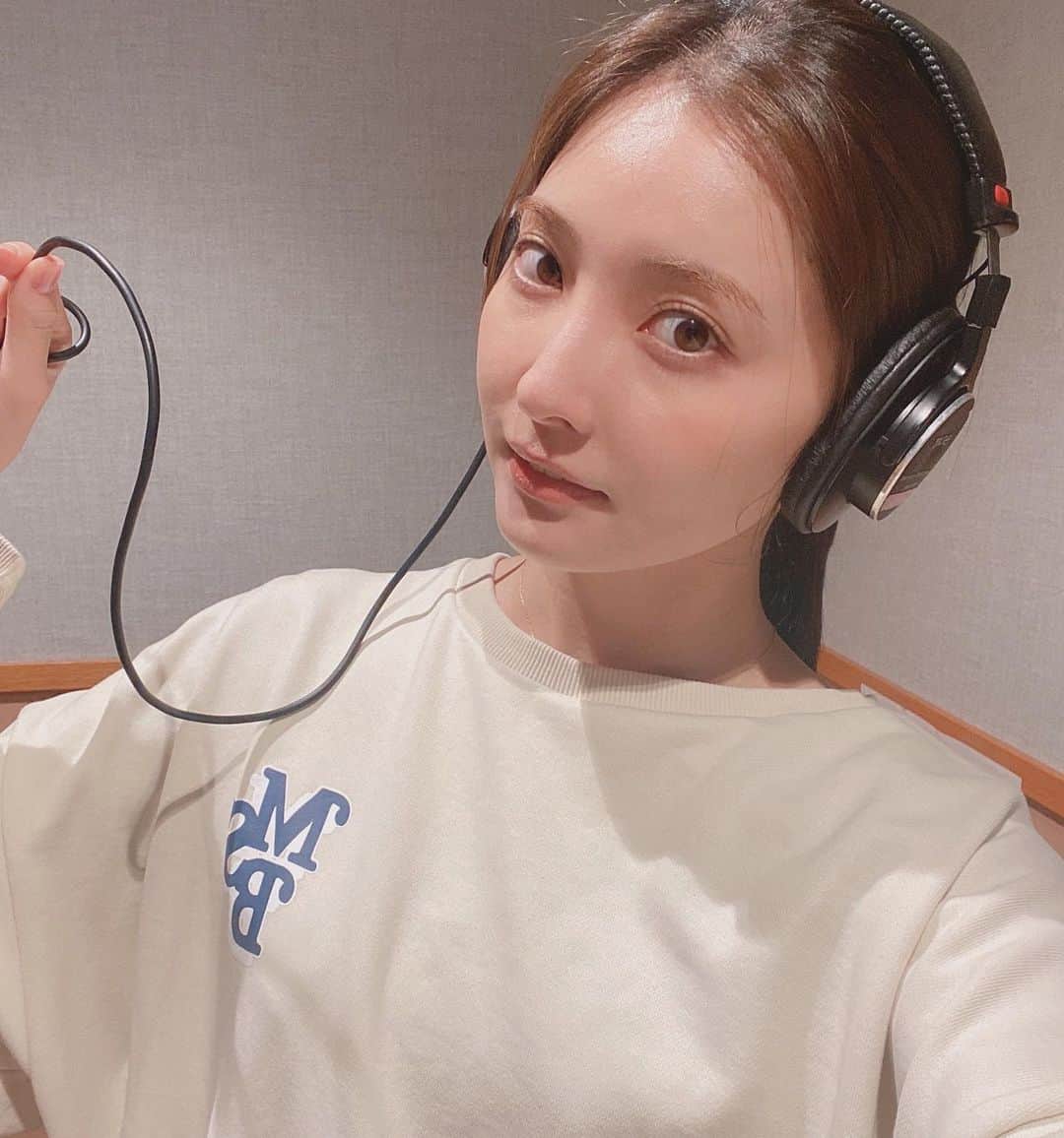 大石絵理のインスタグラム：「みなさんに🌸お知らせです🥰📢 明日 4/4からTOKYOFMで "English Juke Box"というニューヨークでヒットしている洋楽から英語を学ぼうという番組のアシスタントになりました❣️  ニューヨーク・コロンビア大学付属病院の医師でありながら、大の洋楽フリークである加藤友朗先生と、ニューヨーカーが大好きなヒット曲を毎週1曲取り上げ、英語の歌の意味を聞き取るためのレッスンをお届けします！  毎週日曜日20:30-20:55放送です😌 4月はJustin Bieber特集です🌟 みなさん一緒に英語を学びましょう💖💕 よろしくお願いします☺️」