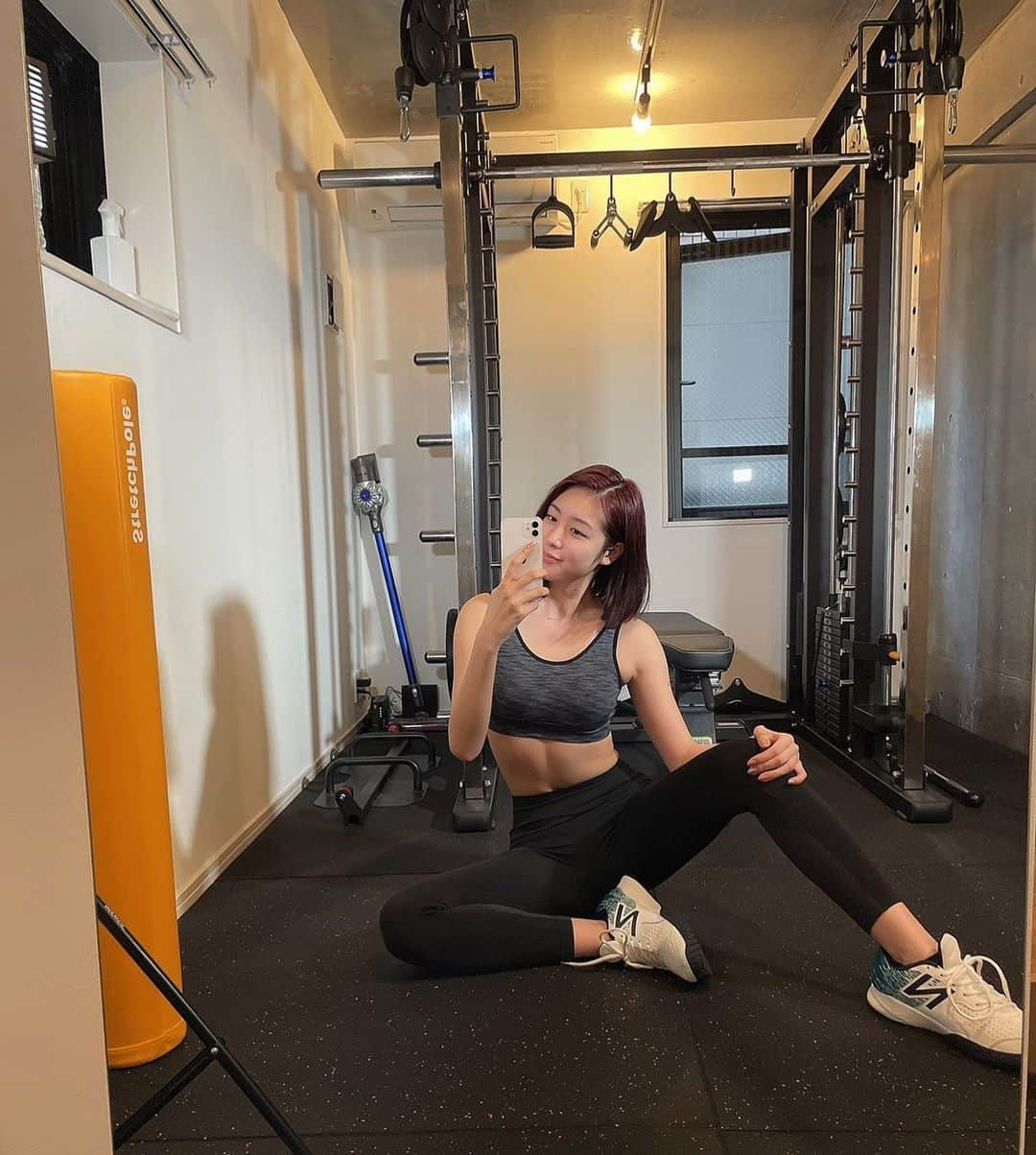 CHIAKIさんのインスタグラム写真 - (CHIAKIInstagram)「. トレーニング🏋🏻‍♀️🔥 @tomo____fit  ともみさんいつもありがとうございます☺️ @tomomi_fitness  . トレーニングの時は本気だから、すっぴんなの😂 最後の腹筋メニューは、意地で回数こなした 笑 お陰でトレーニング後の腹筋いい感じ🙌🏻」4月3日 19時48分 - cjd_chiaki