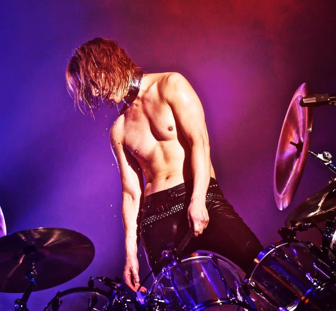 のインスタグラム：「I did an interview today. Question “ Which instrument do you like more? Piano or Drums..?” Guess what I said?  今日インタビューで、ピアノとドラムのどちらが好きか聞かれた。 答えは何だ？  #yoshiki #xjapan #piano #drums」