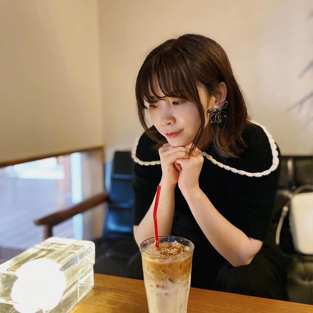蒼山幸子さんのインスタグラム写真 - (蒼山幸子Instagram)「気が早いけれど﻿ あったかくて﻿ 浮かれながら﻿ 半袖を着てしまう。﻿ 春だなあと思います。﻿　　　 冷たい飲み物を﻿ 選べるしあわせよ。🍹﻿ ﻿ ﻿#かふぇ ﻿#喫茶店　#今日のふく #コーデ　#日記」4月3日 20時16分 - sachiko_aoyama
