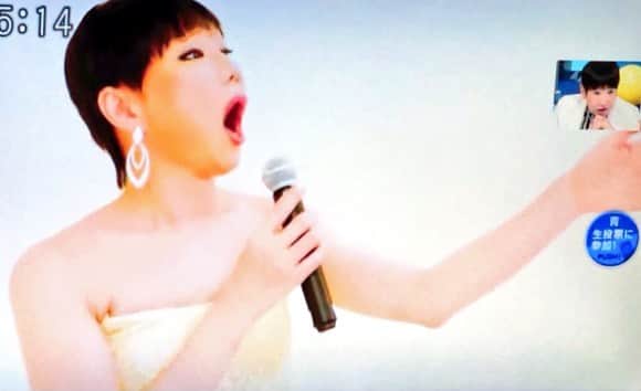ミッツ・マングローブさんのインスタグラム写真 - (ミッツ・マングローブInstagram)「今みたいにテレビに出る前は、毎夜このようなことをして私は生活していました。当時の私の生き様を、まさかご本人に観てもらう日が来るなんて。 悩みや砂漠の中にいるあなたも、いつあの鐘が鳴るか分かりません。だから精一杯今を生きましょう。にしても似てるわ。我ながら。 #あの鐘を鳴らすのはあなた #和田アキ子 #akikowada #weloveako #5時に夢中」4月3日 20時24分 - mitz_mangrove