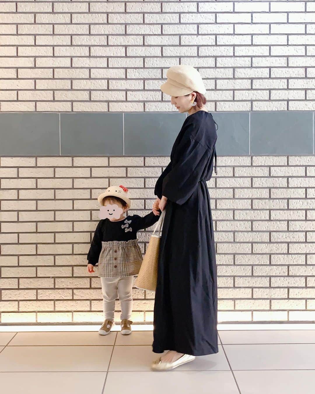 Remiさんのインスタグラム写真 - (RemiInstagram)「spring outfit with🧒🏻🤍 先日の親子リンクコーデ👒 ボリュームワンピースに麦わらキャスケットとカゴバッグで春らしく🌸 ゆったりシルエットでバックのリボンが可愛いワンピースは @titivatejp のもの。 肌触りが良くてシワになりにくいし袖やウエストがゴムなのも嬉しい♪  最近ロングワンピースばかり着てる💓一枚で決まって体型カバーもしてくれるからつい手がでちゃいます🤭✨  #春ワンピース #春服 #親子コーデ #母娘コーデ #ロングスカートコーデ #ティティベイト #バックシャンギャザーワンピース #titivate #titivatestyle #ootd #156cmコーデ」4月3日 20時33分 - remi_912