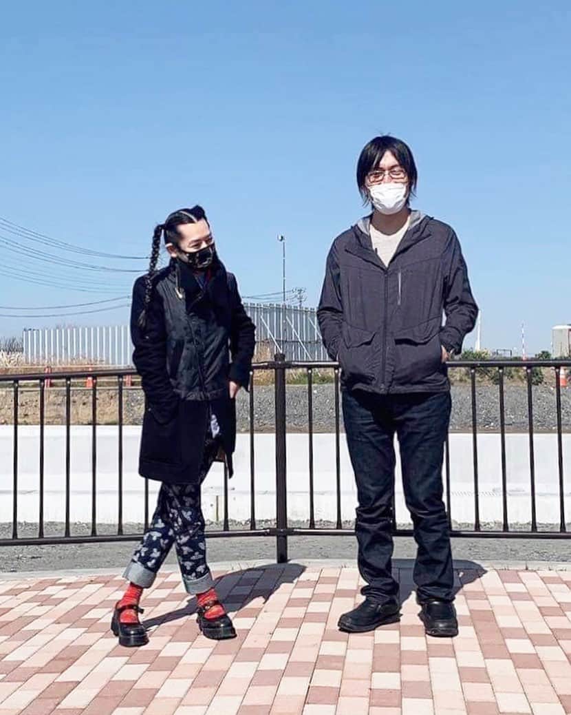 小林尊のインスタグラム：「白田との長いつきあいについては この隠し撮り写真がすべて This photo is everything Thanks @maggiechatter for taking this secretly」