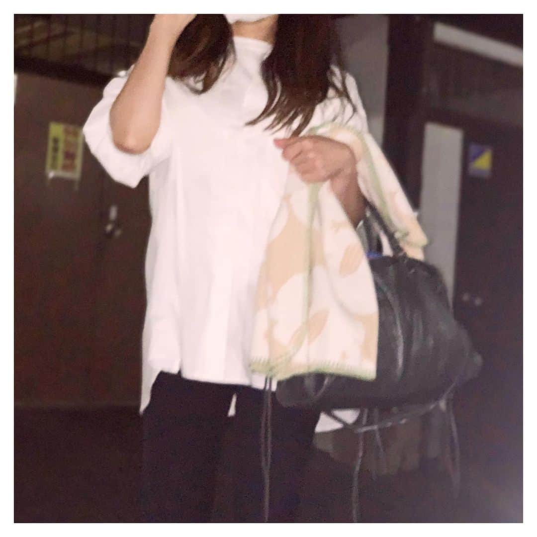 星野真里さんのインスタグラム写真 - (星野真里Instagram)「どうしても自撮りに慣れぬ母のため 女優の娘はシャッターをきる #娘が撮影しました #顔がきれています #そこが一番大事のような気もするけど #大切なのはそこじゃないのかもしれません  Photo by my daughter. Where is my face? It’s my mistake. Because I told her to take a photo of me. Without a doubt, it’s me! I need the ability to communicate well with others.」4月3日 20時37分 - mari_hoshino.7.27