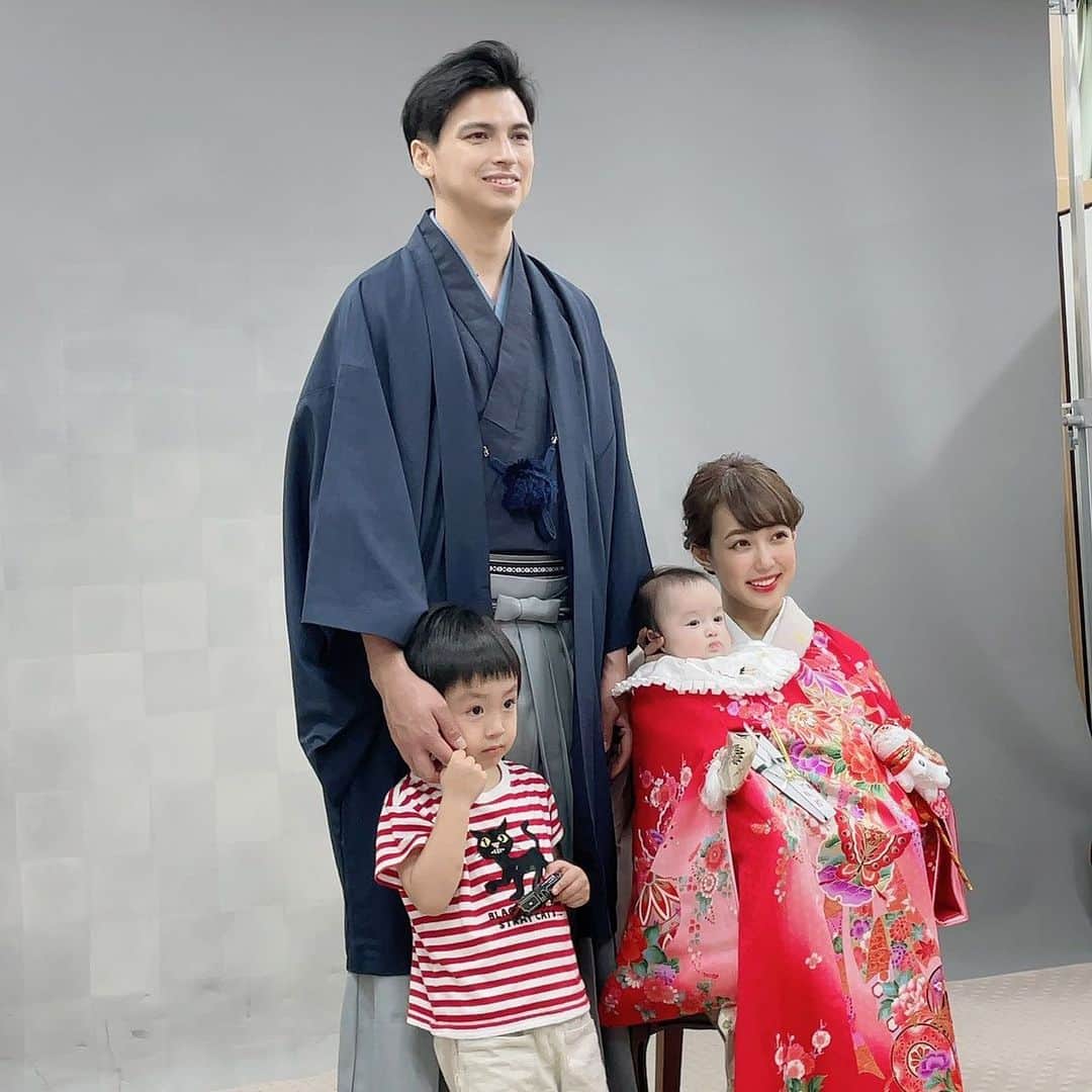 アレクサンダーのインスタグラム：「お宮参り❤️ カゲトラは着物用意したのに、、 着てくれなかったよ、、、 無理に着させず 猫ちゃんTシャツ❤️ これも思い出かな #着物 #お宮参り #大安」