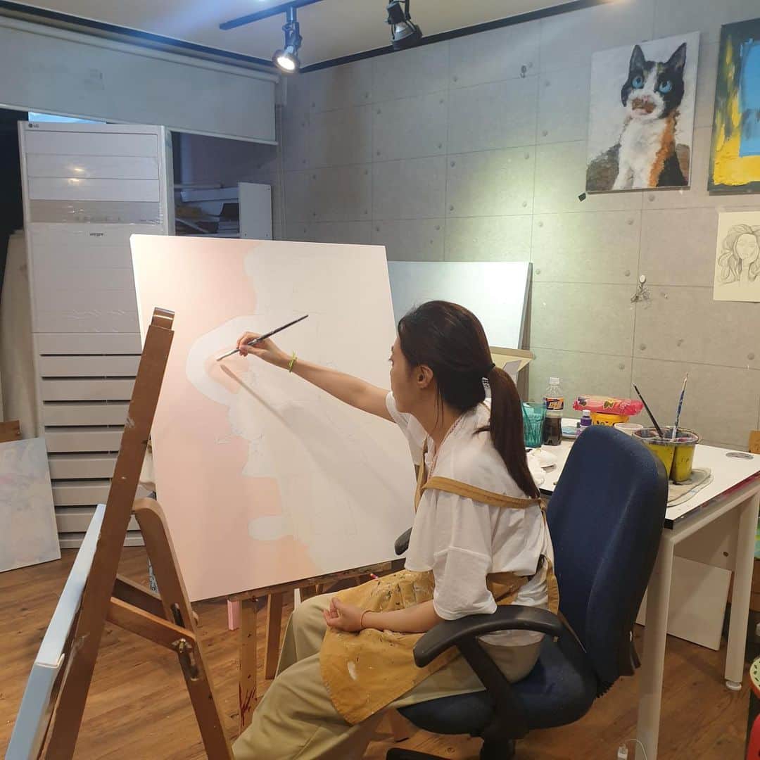 イ・ヨンウンのインスタグラム：「. 너무해보고싶었던 캔버스에 그리기. 👩🏻‍🎨. #힐링」