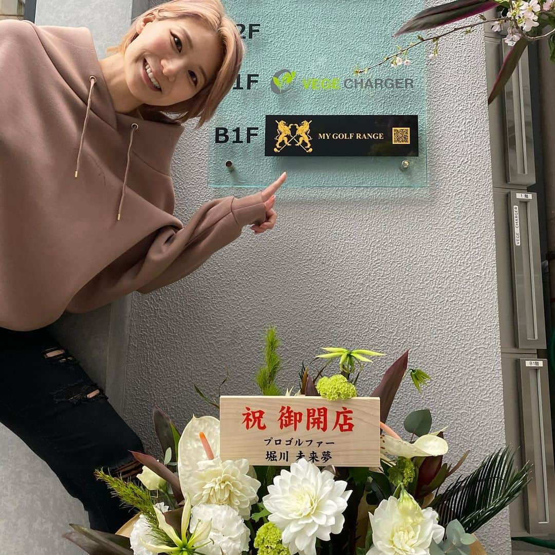 杉山美帆さんのインスタグラム写真 - (杉山美帆Instagram)「オープンしたばかりの赤坂にある24時間いつでも練習出来るインドアに行ってきました ☺️ @mygolfrange   最新のゴルフゾーン入ってる🙄 画面が異国感漂う練習場😂  海外行った気分で練習出来ました🤤  アプリで解除出来るのハイテク🙄🙄🙄  表に堀川みくむさんのお花がありました🤔私の体勢やんちゃ😂笑  完全招待制なので、気になった方は連絡下さい☺️🤲  #mygolfrange #マイゴル #マイゴルフレンジ#ゴルフ#golf#スイング動画#ドライバー」4月3日 11時52分 - mih0_golf