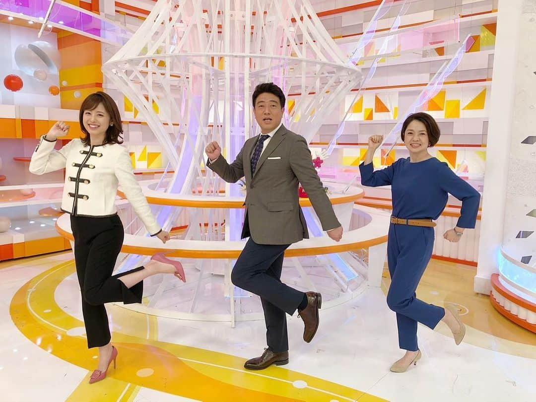 フジテレビ「めざましテレビ」さんのインスタグラム写真 - (フジテレビ「めざましテレビ」Instagram)「* 今週もご覧いただき ありがとうございました🌸 今朝から始まった新コーナー 『くじがいくよ！』 について話しました☻ このポーズ誰が1番うまいかな？？ 来週も宜しくお願いします🧡💛 * #隠れミズッキー #佐野さんを探せ #全然隠れてない #むしろ目立ってる #くじポーズ」4月3日 11時59分 - mezamashi.tv