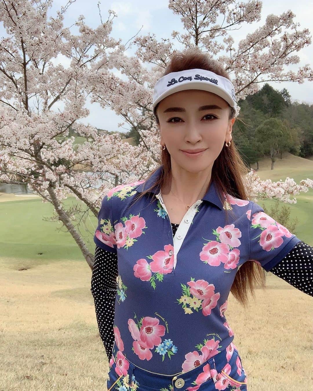 のインスタグラム：「昨日は仲良し夫婦でゴルフのラウンドでした😊 . 桜吹雪が舞う中、お天気にも恵まれ 最高のゴルフ日和でした⛳️✨ . #関西#奈良#ゴルフ#ゴルフ女子#女子ゴルフ#ゴルフ大好き#ゴルフ好き#ゴルフ好きな人と繋がりたい#サマンサタバサ#ゴルフコーデ#ゴルフファッション#ゴルフウェア#ゴルフ初心者#ゴルフ男子 #ゴルフ日和#アラフィフ#インフルエンサー #Samantha_golf#golf#golfer#golfwear#golffashion#golflife#instagolf#golfstagram#golflove#golfgirl#golfcourse#golfing#golfclub」