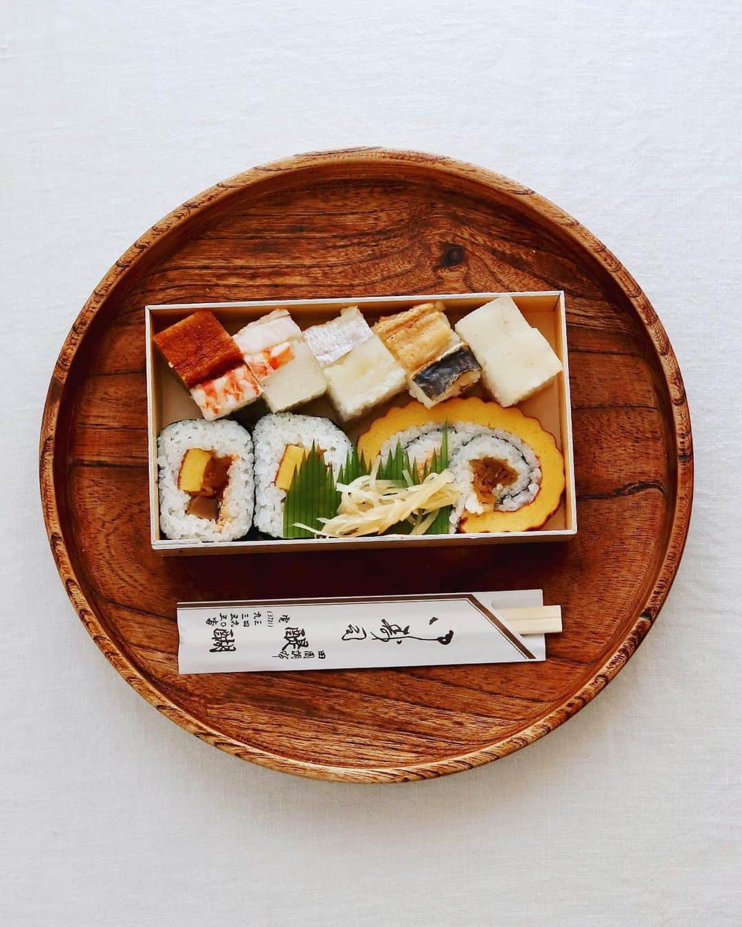 樋口正樹さんのインスタグラム写真 - (樋口正樹Instagram)「sushi bento . お昼に醍醐のお寿司。 田園調布の駅構内で 購入できる折詰寿司。 . 感染再拡大中だけど、 天気よい週末ですし 遠出したいよねぇー。 でも車のバッテリー あがってしまってた😅 . . #御鮓所醍醐 #醍醐 #田園調布 #田園調布グルメ #大阪寿司 #寿司 #醍醐寿司 #折詰寿司 #すし #寿司ランチ #寿司弁当 #おうち時間 #おうちで食べよう #sushi」4月3日 12時04分 - higuccini