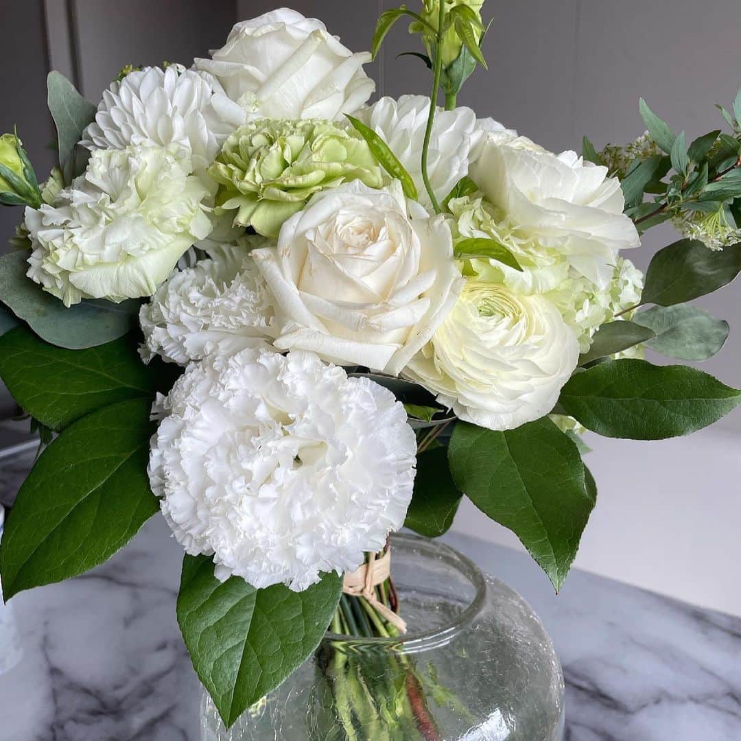 椎名美月さんのインスタグラム写真 - (椎名美月Instagram)「皆様こんにちは。  こちら見ての通り私の好きなお花が集まったブーケでございます。  白とグリーンがとても心を癒してくれます。  最近はサロンのお祝いで沢山お花を頂き、眺めているだけで幸せな気持ちになれます。  #お花 #フラワー #ブーケ #薔薇 #エステ #エステティシャン #meilli #表参道 #南青山 #表参道エステ #南青山エステ #港区 #骨董通り」4月3日 12時33分 - mizkiss