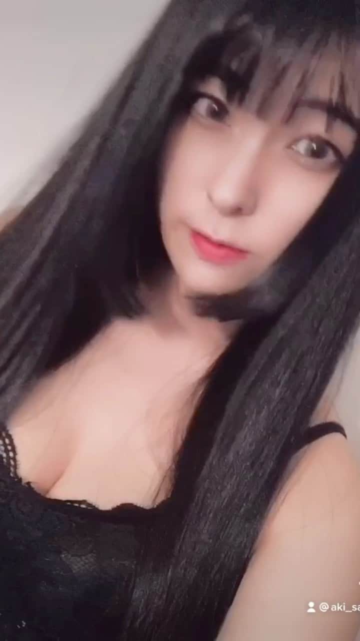 佐倉あきのインスタグラム：「前からはこんな感じ～🙋‍♀️🌈 おかえり！私の懐かしい髪型よ🥺💟 ハウル見よったんやけどハウルで誰推し？私はカカシ推し🥰✨ 何回もみると｢やっと見つけた｣ってハウルの最初のセリフの意味がを分かって泣ける😭❤️ 今再生5回目😎✨ #美髪矯正 #美髪#ハウルの動く城」