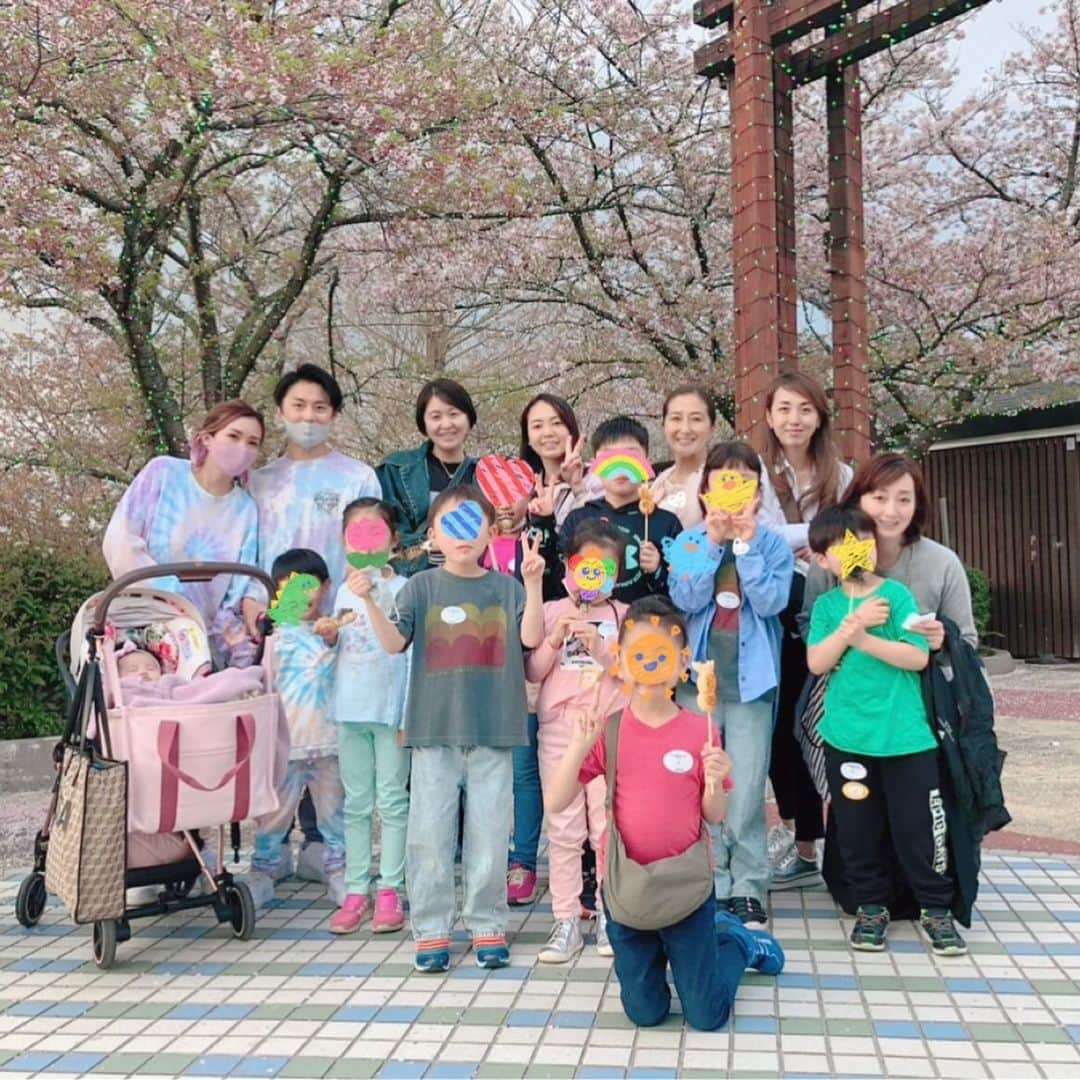 福王寺彩野さんのインスタグラム写真 - (福王寺彩野Instagram)「幼稚園を3年間一緒に過ごしたみんなと卒園記念によみうりランドへ🎡🎠🌸 お兄ちゃんやお姉ちゃんも来て、うちは娘も連れて行ったのでかなりの大人数でした💓 1組だけ来れなかったのだけど、このメンバーはコーラス委員を一緒にやっていたママたち✨✨ 親としての初めての幼稚園生活、沢山の楽しい思い出があります☺️📛 綺麗で上品なネイビールックのママさん達だらけの中、根は小心者のくせに1人だけぶっ飛んだ服装で（たまにねw）金髪とかにしていた私なんかに親切にしてくれて、仕事や妊娠・出産で毎日は幼稚園に行けなかった時も、育児で悩んだ時も、いつもフォローしてくれて、仲良くしてくれて、認めてくれて、教えてくれて、助けてくれて、応援してくれて…本当に、本当に感謝しかないです🙏 まみちゃん、そのちゃん、まりちゃん、かよちゃん、えみちゃん、そしてかおりちゃん。 本当にありがとう🥰 みんながいたからこの3年間、乗り越えることができました🥲💖 みんなに出会えたことが宝物です。 これからもずっと、よろしくね💕 #幼稚園 #卒園 #ママ友 #コーラス委員 #思い出 #よみうりランド」4月3日 13時17分 - ayano_fukuoji