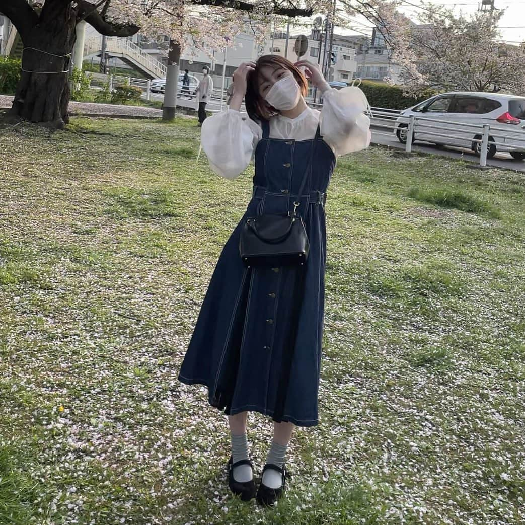 関戸奏音さんのインスタグラム写真 - (関戸奏音Instagram)「みんなが春服かわいっていってくれた！ 単純人間だからこの服お気に入りなった！ 脚長効果絶大よね。  blouse•••gu onepiece•••Ciaopanic」4月3日 13時35分 - kanon_sekido