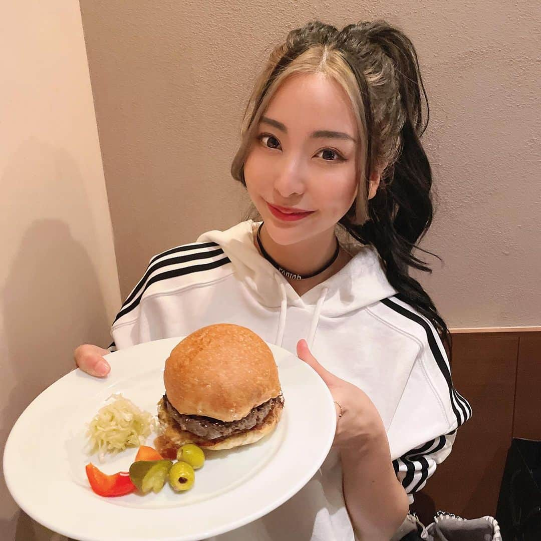 南真琴さんのインスタグラム写真 - (南真琴Instagram)「. . 気になってたTACUBOプロデュースのバーガー屋さん！ 警察署の隣にあるからポリスなのかな😂w 次は鮪バーガーチャレンジしにいこー！！ . #model#gravure#racequeen#gridgirls#时装#自拍#照片#粉我##팔로우환영#팔로우미#셀카그램#란제리#レースクイーン#ハンバーガー#グルメ」4月3日 14時06分 - makoto666_