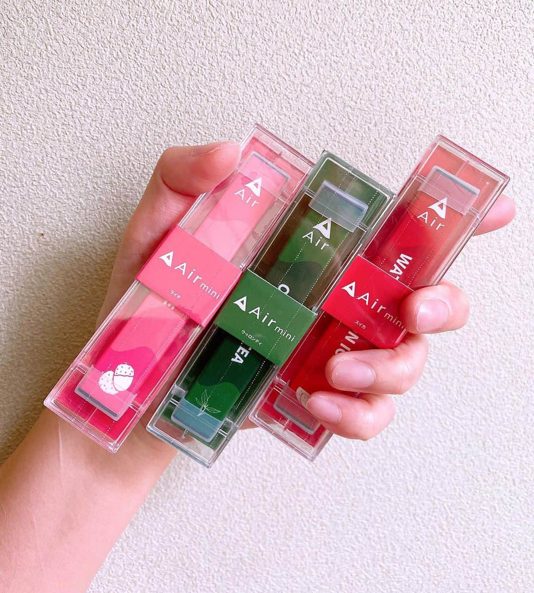 ちゃたさんのインスタグラム写真 - (ちゃたInstagram)「Air mini  @airmini.official   可愛いインスタ映えアイテム🌸✨💕こちらもリラックス系アイテムのフレーバー🌸🌸🌸🌸 タバコではなくて吸う香りシリーズ🥺💕持ち歩きシーシャ🍓✨🌸  このフレーバーの特徴はこの前機械とかセットしないでキャップ外せば吸えるんだよ🍓  見た目も可愛いよね！！  ウーロンティ　ライチ　スイカって面白いよね✨🌸🍓どんなかきになった😽見た目可愛いから電子タバコ吸われる方へのプレゼントにもオススメです🎁  #PR #香りを楽しむ #香り好きな人と繋がりたい #癒しグッズ #電子タバコ #アロマスティック #水蒸気スティック #フレーバー #l4l #follow #followme #エコ#instagood #instagram #経済的 #instalike #cigarette #禁煙グッズ #electroniccigarette #ストレス解消法 #睡眠改善  #メンソール #水蒸気 #香りのある暮らし #睡眠障害 #アロマ#モニター#モニターモデル#リフレッシュ　#pms   ⭐️Aroma to suck!  Not a cigarette ⭐️Aroma para chupar!  Ni un cigarrillo ⭐️Aroma da succhiare!  Non una sigaretta ⭐️빨고 향기!  담배가 아님 ⭐️タバコではありません」4月3日 14時28分 - c.h.a.t.a.13