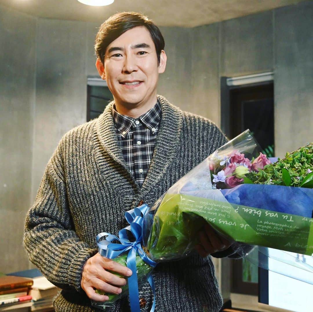レッドアイズ 監視捜査班さんのインスタグラム写真 - (レッドアイズ 監視捜査班Instagram)「【㊗️クランクアップ㊗️】  ／ #レッドアイズ 👁👁 クランクアップ写真📸🎉 ＼  親愛なる出演者の皆様の オフショットの公開も いよいよこれが最後…😭  鳥羽和樹役🪶 #高嶋政伸 さんの クランクアップ写真をお届け💐  最終回の怪演っぷり😈も インパクト抜群でした⚡  👇最終回TVerで配信中📹 https://tver.jp/corner/f0070749  #ロス  ＿＿＿＿＿＿＿＿＿＿＿＿＿＿＿＿ 　#レッドアイズ 監視捜査班 📹 ￣￣￣￣￣￣￣￣￣￣￣￣￣￣￣￣ 出演：#亀梨和也 　　　#松下奈緒 　　　#趣里 　　　#シシドカフカ 　　　#松村北斗(#SixTONES) 　　 　　　#木村祐一」4月3日 14時52分 - redeyes_ntv