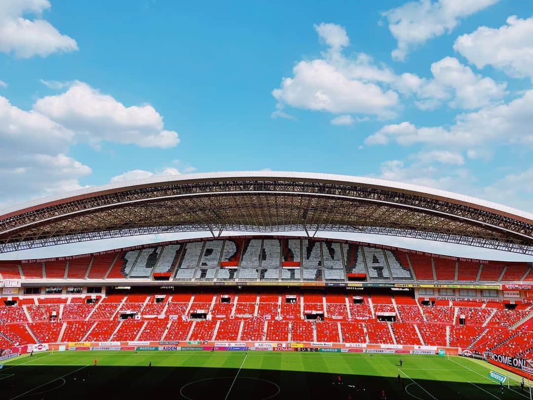 わちみなみのインスタグラム：「年中これがいい🏟﻿ パワー感じます😎🌈✨﻿ いい天気！﻿ ﻿ スタジアムに来られる観客数が増えると﻿ 全然雰囲気違うね🙏﻿ ﻿ ﻿ ﻿ ﻿ 🌸ファーストトレーディングカード﻿ 発売記念イベント予約受付中です。﻿ ﻿ 4月24日　18時〜秋葉原ソフマップ﻿ https://cheerplace.jp/event/i7xxhazifh3b7_jvqsgro0sevcdc63dv﻿ ﻿ 4月25日　12時〜神保町書泉グランデ﻿ https://www.shosen.co.jp/event/153762/﻿ ﻿ 　　　　　17時30分〜ミントポニーランド名古屋﻿ http://ponyland.sakura.ne.jp/ponyland/event.htm﻿ ﻿ 🌈週刊ポストなをん。デジタル写真集﻿ みな、みちゃうわ　発売中です！﻿ ﻿ https://www.shogakukan.co.jp/digital/09d093520000d0000000﻿ ﻿ #浦和レッズ﻿ #写真　#埼玉スタジアム﻿ #カメラマン #埼スタ﻿ #サッカー﻿ #わちみなみ」